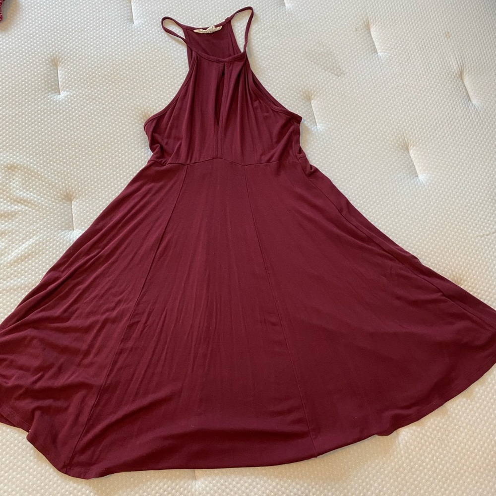 BURGUNDY FLOWY DRESS WITH SLIT